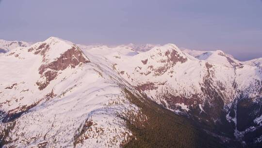 航拍的雪山景观