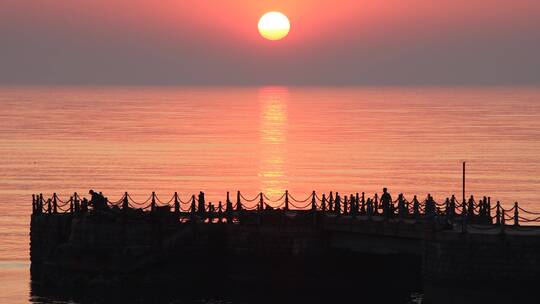 威海金海湾栈桥的落日海面