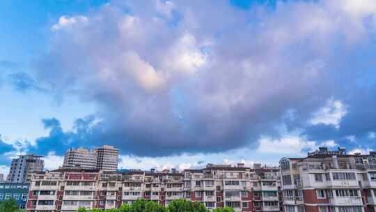 夏天蓝天白云天空下的城市老旧小区延时