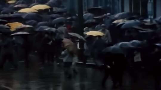 70年代80年代 老上海雨天 街道行人