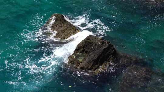 海浪在海岩上破碎的慢动作镜头