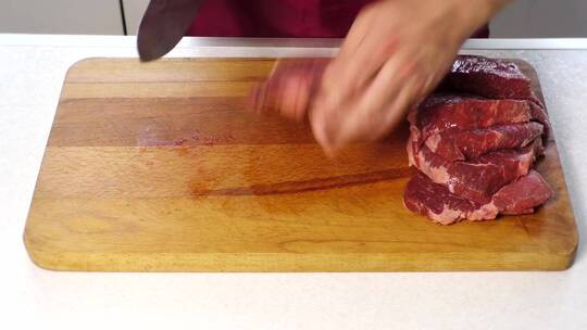 厨师在案板上处理生肉