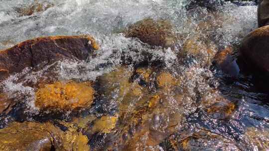 小溪中清澈的溪水冲刷鹅卵石-武夷山九曲溪