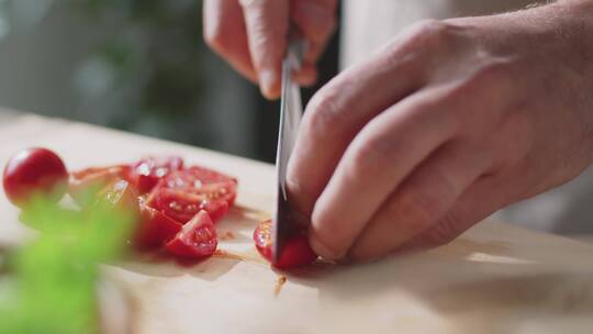 厨师在厨房切番茄特写镜头视频素材模板下载