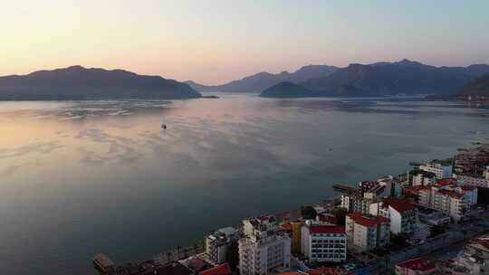 土耳其马尔马里斯城市度假村地中海海湾和海岸线空中海景视频素材模板下载