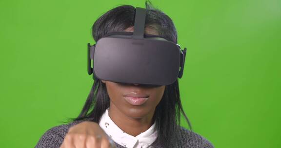 绿屏上戴VR耳机的女人