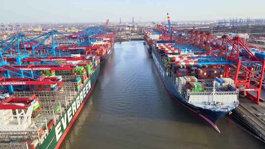 航拍港口装满集装箱的货轮