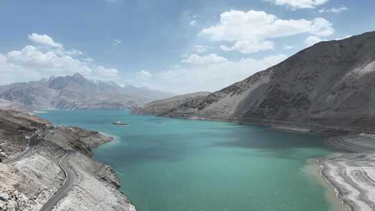 航拍新疆喀什塔县高山环绕的班迪尔蓝湖