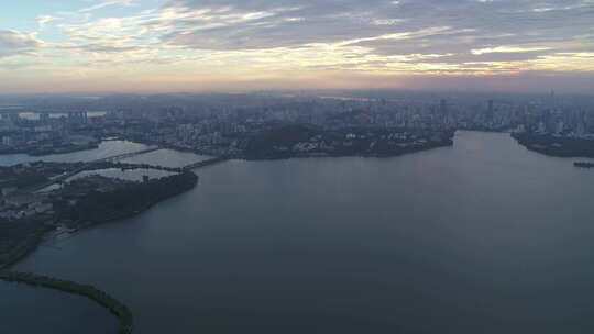 航拍武汉东湖绿道傍晚天空湖面城市远景