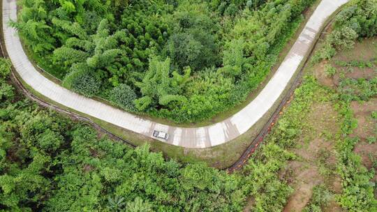 卡车崎岖山路行驶航拍