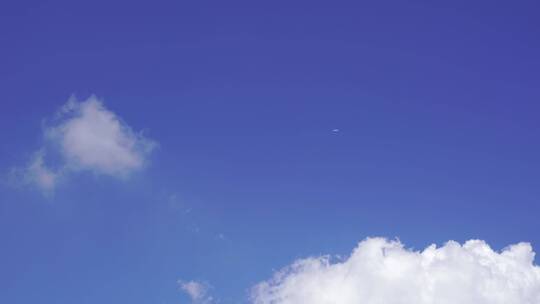 天空飞机飞过蓝天白云天上飞机视频素材模板下载