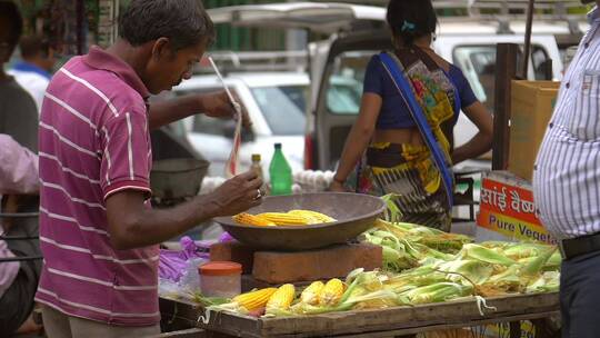 街头小贩在烹饪玉米