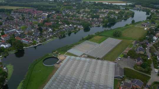 荷兰西部亨德里克-伊多-安巴赫特镇的鸟瞰图，阴天，有诺德河。标准杆