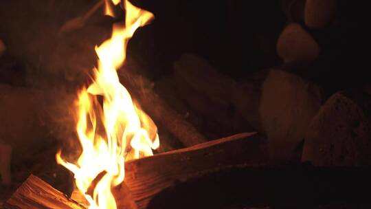 燃烧木头的篝火