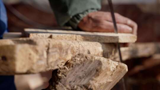 工匠手工锯切木材