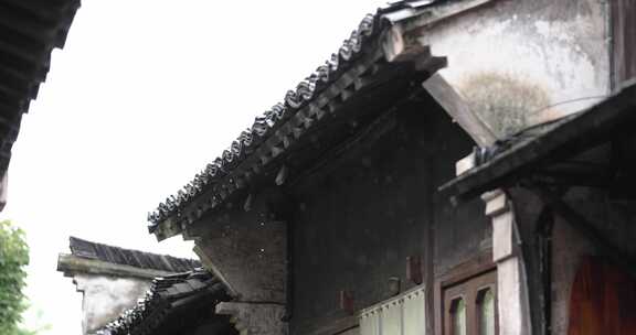 （慢镜）中国千年古镇乌镇下雨天屋檐滴水