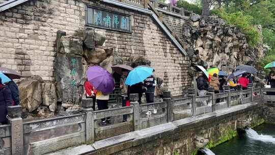 雨中济南护城河，天下第一泉黑虎泉白石桥