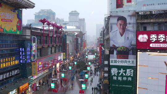 长沙最繁华的黄兴路步行街人流下雪雪景航拍