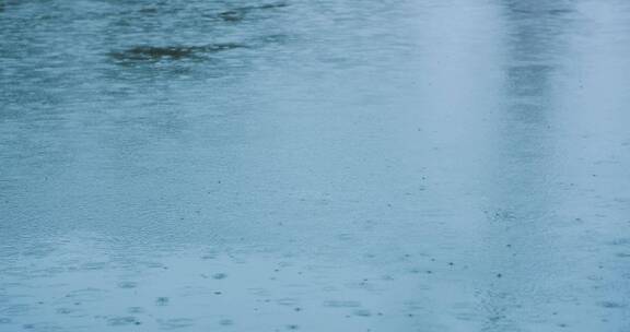 雨落在湖面上