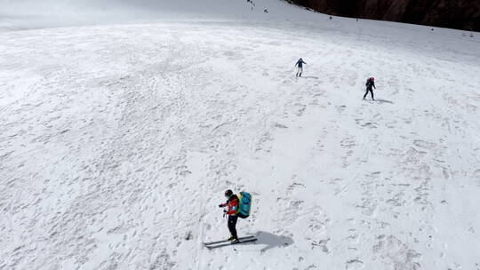 西藏拉萨当雄廓琼岗日雪山洛堆峰登山滑雪