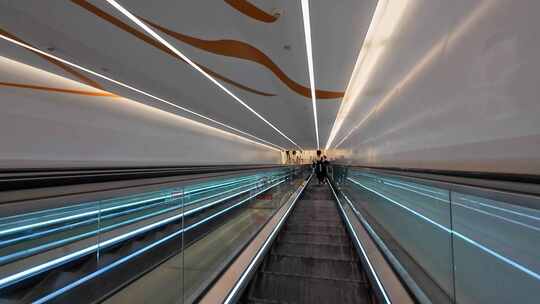 四川成都天府国际机场航站楼内的自动扶梯视频素材模板下载