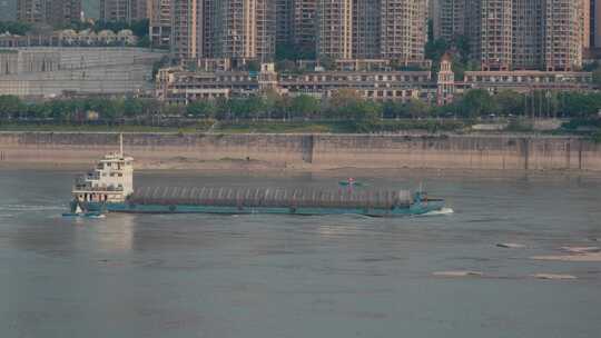 长江上夕阳下航行的采砂船视频素材模板下载