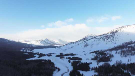 航拍新疆冬季喀纳斯湖雪景雪山森林冰河晨雾