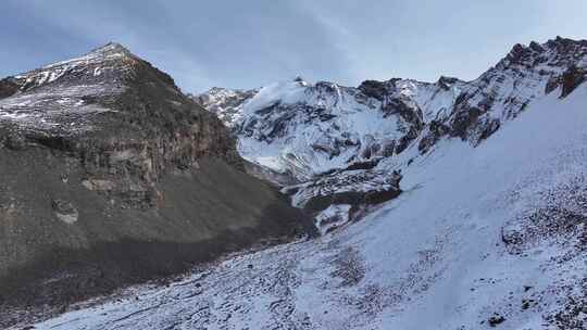 航拍四川岷山山脉主峰雪宝顶雪山风光