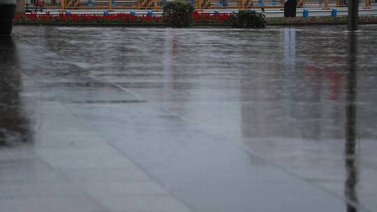 雨天湿漉漉的城市街道