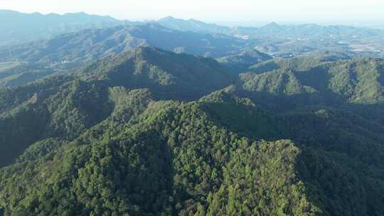 航拍连绵起伏的山峰