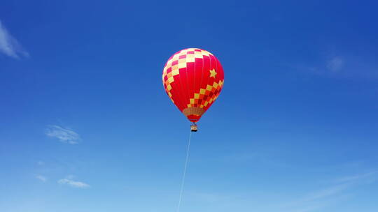 飞在蓝天里的热气球