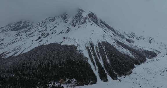 西藏林芝地区墨脱县多雄拉雪山高空航拍