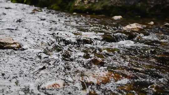 清澈的溪水流动