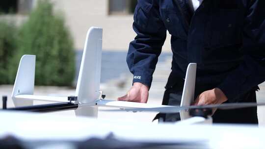 飞行员组装航测大飞机 巡航飞机