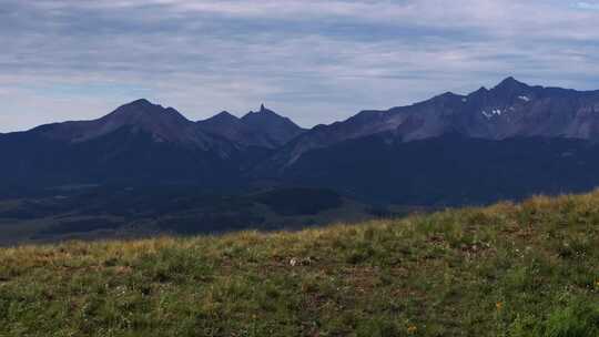 科罗拉多州洛基滑雪胜地山区小镇夏季空中无