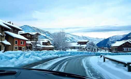 积雪覆盖的山间小镇道路景象