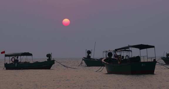 大海日出海边渔船停泊空镜