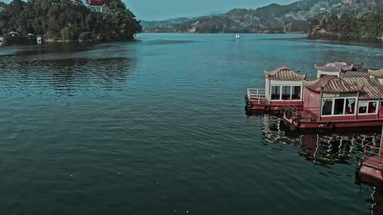 高清航拍码头船汽艇湖泊划船唯美风景黑龙滩视频素材模板下载