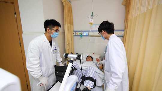 医生病房内查看病床患者