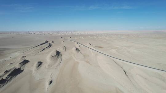 G315国道穿过青海塔里木盆地无际的戈壁沙漠视频素材模板下载
