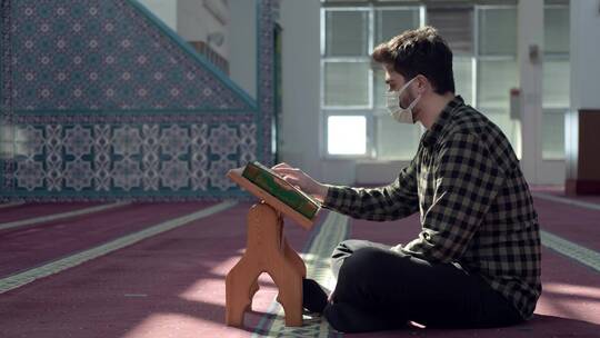 男子在清真寺阅读古兰经视频素材模板下载