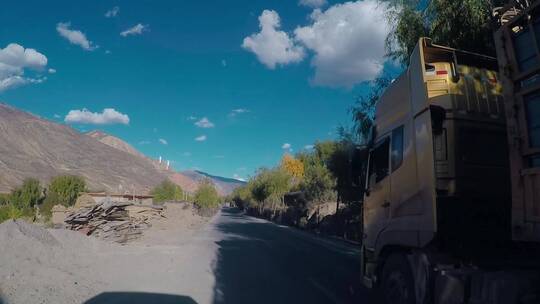 卡车运输视频西藏公路上后视镜的卡车北斗