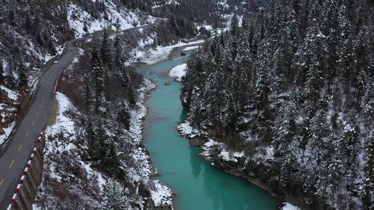 汽车行驶在下雪天帕隆藏布江河谷的川藏公路