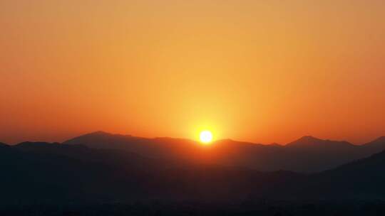 远山日落延时黄昏夕阳山峰阳光森林太阳下山