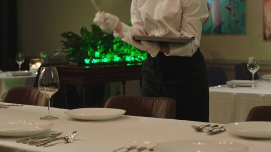 服务员在布置餐桌视频素材模板下载