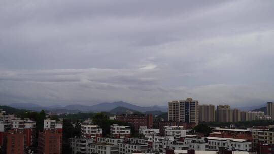 小镇阴天下雨天乌云天空山云雾流动雾气雨后