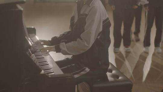 阿莱4k深圳学生弹奏钢琴起手