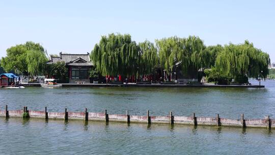 山东济南大明湖公园景区湖面景色与游船游客