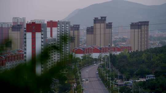 傍晚城市建筑和道路