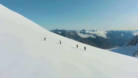 登山队员攀登雪山团队合作企业精神挑战困难